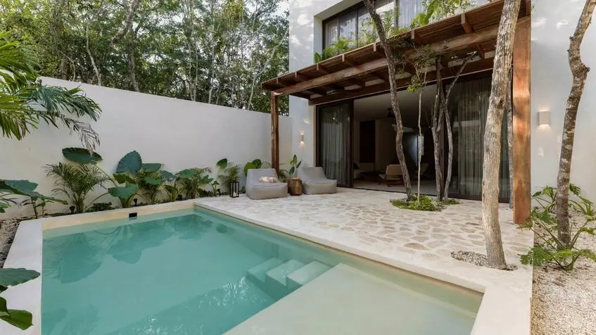 Patio con alberca en Villa Riviera Tulum
