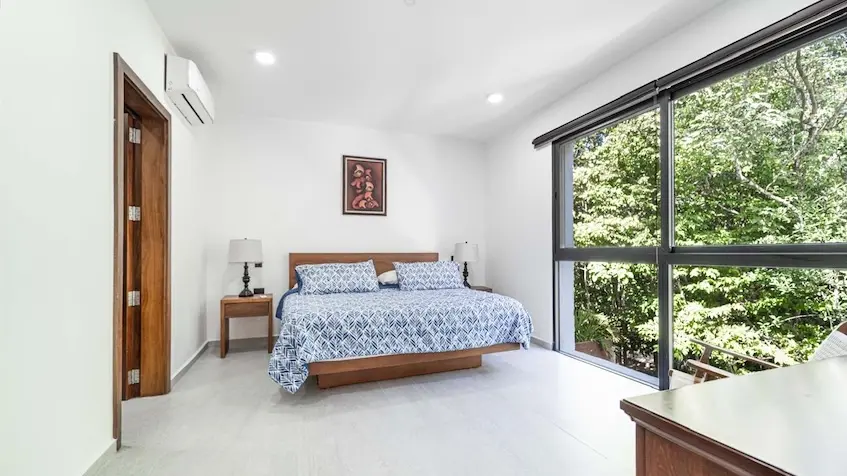 Recamara principal con vetanales en Casa en Venta en Senderos Mayakoba en Playa del Carmen
