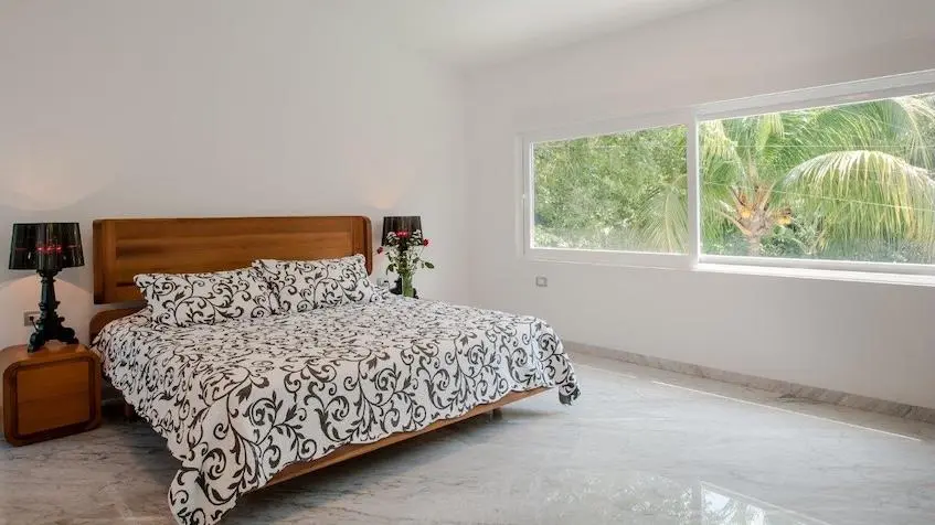 Chambre principale avec vue sur le jardin dans la Villa Belfiore Playacar Playa del Carmen