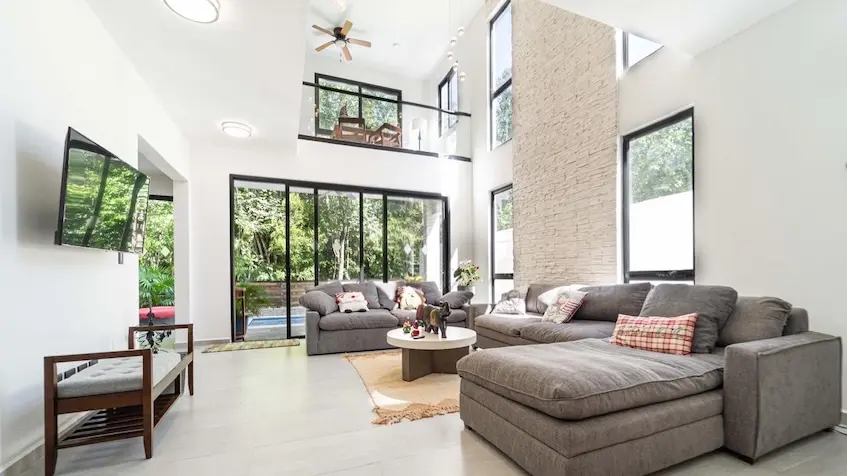 Una sala con vista al jardin en Casa en Venta en Senderos Mayakoba en Playa del Carmen