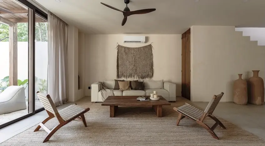 Sala unas sillas en Villa Riviera Tulum