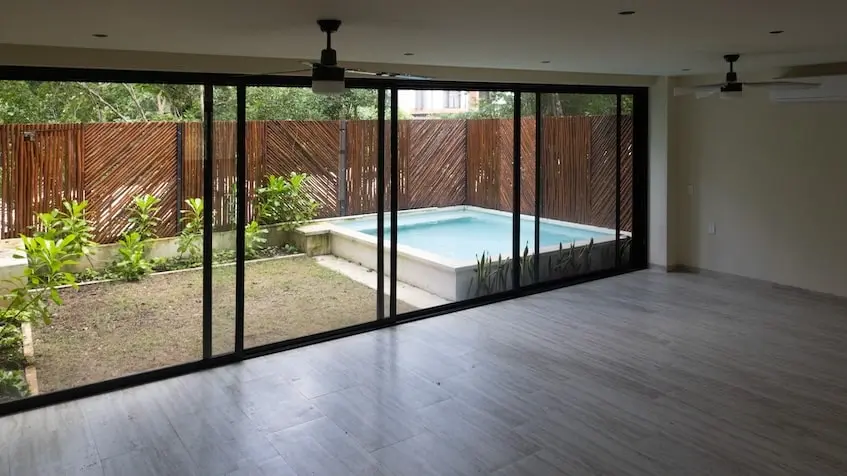 Sala con vista a la alberca en Casa Itzamná mayakoba en Playa del Carmen