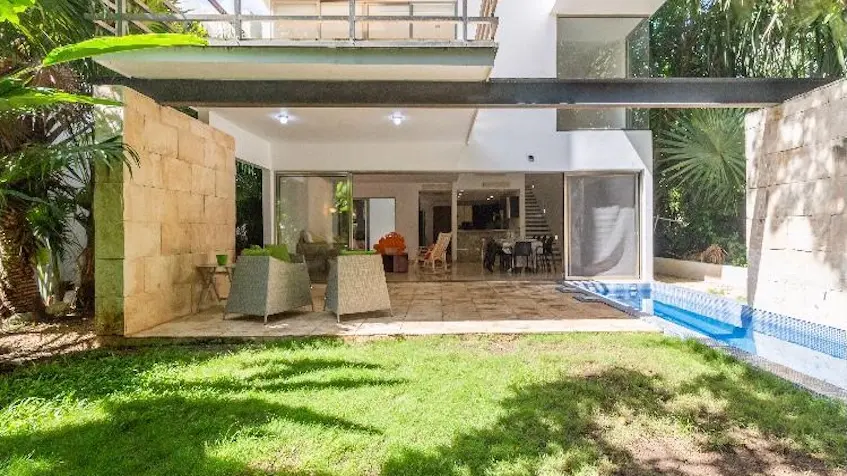 Una tarraza en Villa Lol-ha Playacar | Casa de 3 Recámaras en Venta en Playa del Carmen