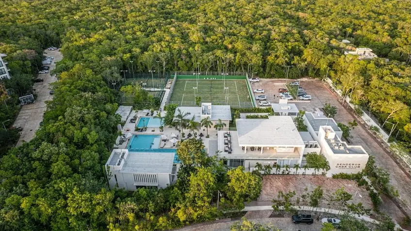 Vista aerea de las canchas en Casa en Venta en Senderos Mayakoba en Playa del Carmen