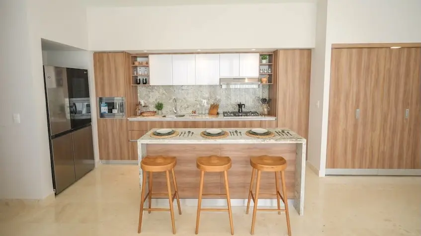 Cocina moderna con acabados en madera Macondo Mayakoba Playa del Carmen