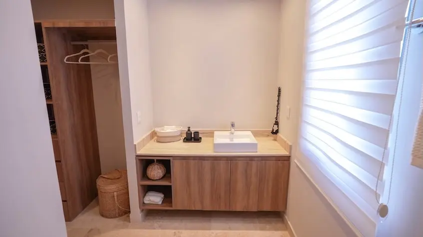 Lavamano y vestidor con acabados de madera en Macondo Mayakoba Playa del Carmen