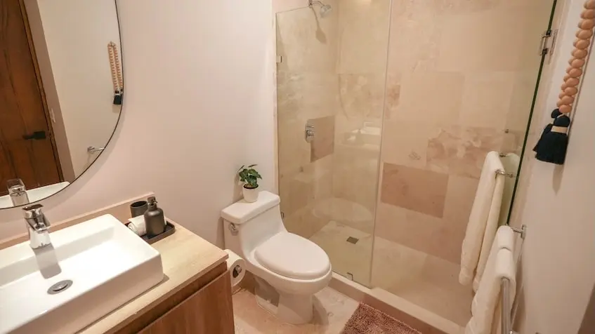 Segundo baño completo con espero redondo en Macondo Mayakoba Playa del Carmen