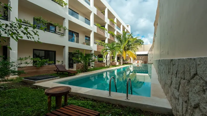 Alberca con jardines en Punta Kaan Playa del Carmen