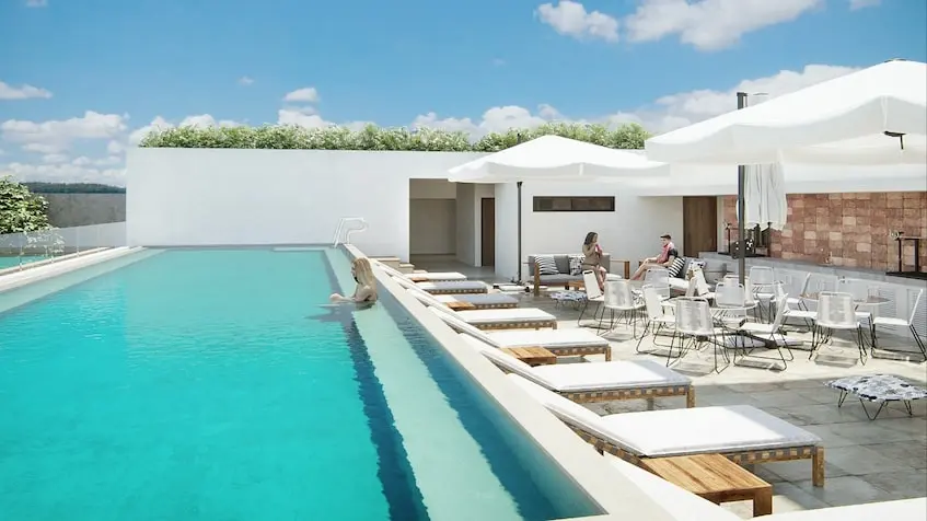 Alberca rooftop en Via 55 Playa del Carmen