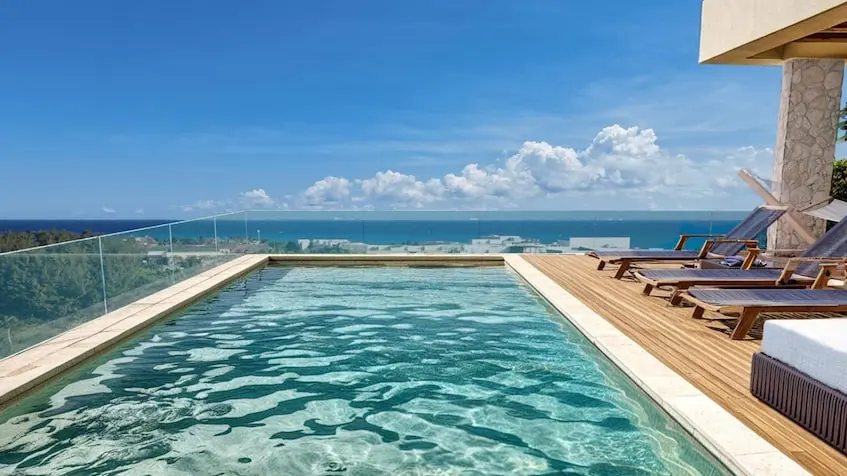 Alberca con vista al mar en Costalina Residences Playa del Carmen