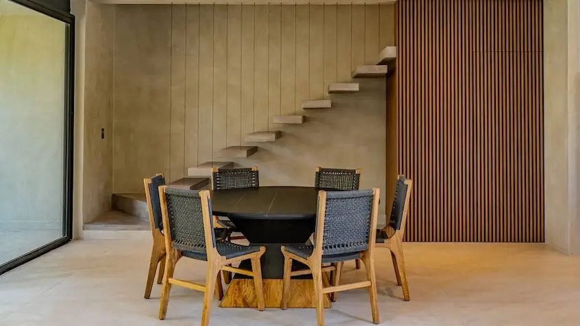 Comedor escaleras en Reflections Tulum