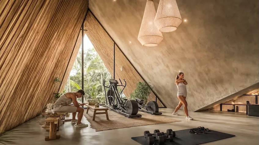 Gimnasio con acabados naturales en Mayakana Residences Bacalar