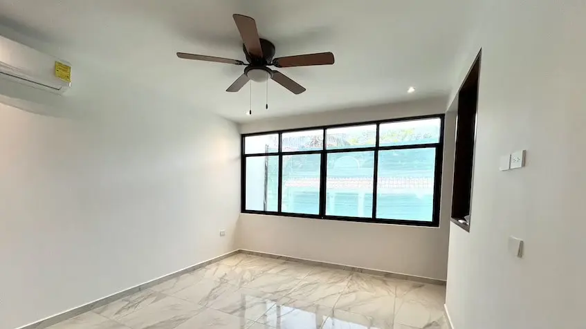 Recamara con ventanal en Prana Towers en Playa del Carmen