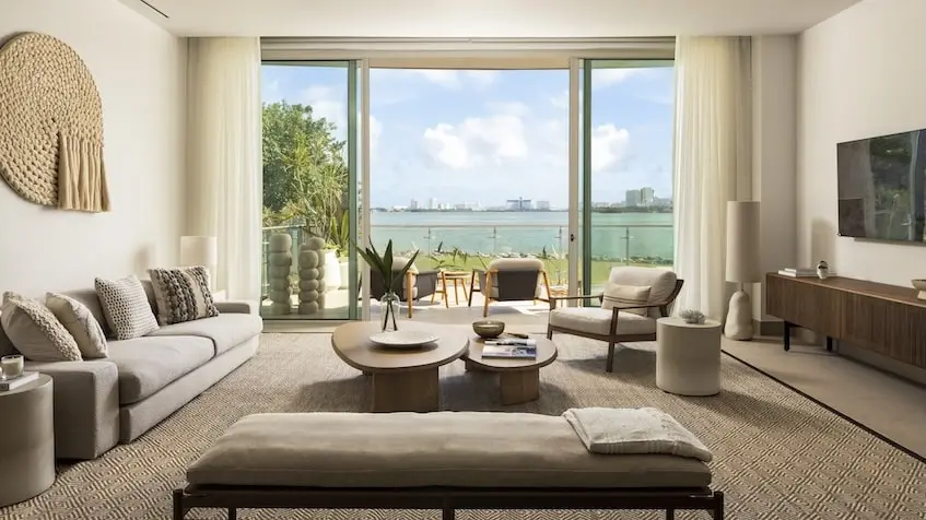 Sala con vista a la laguna en One Laguna Residences Cancún