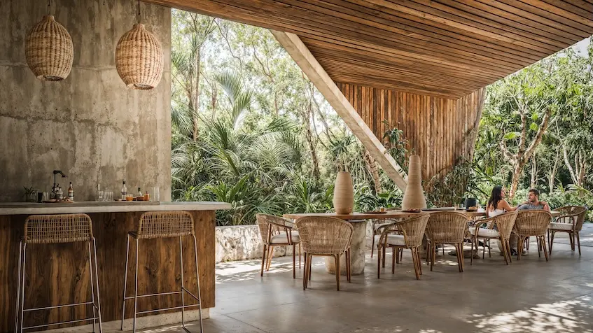 Terraza comedor exterior en Mayakana Residences Bacalar