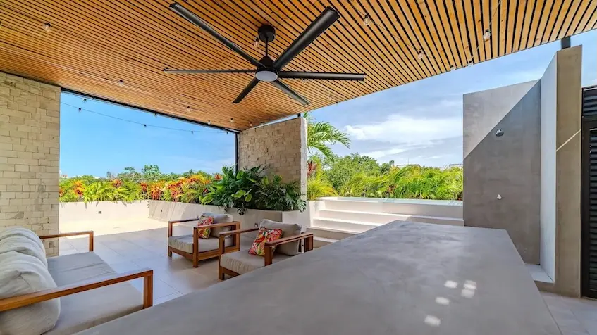 Terraza con sala en Reflections Tulum