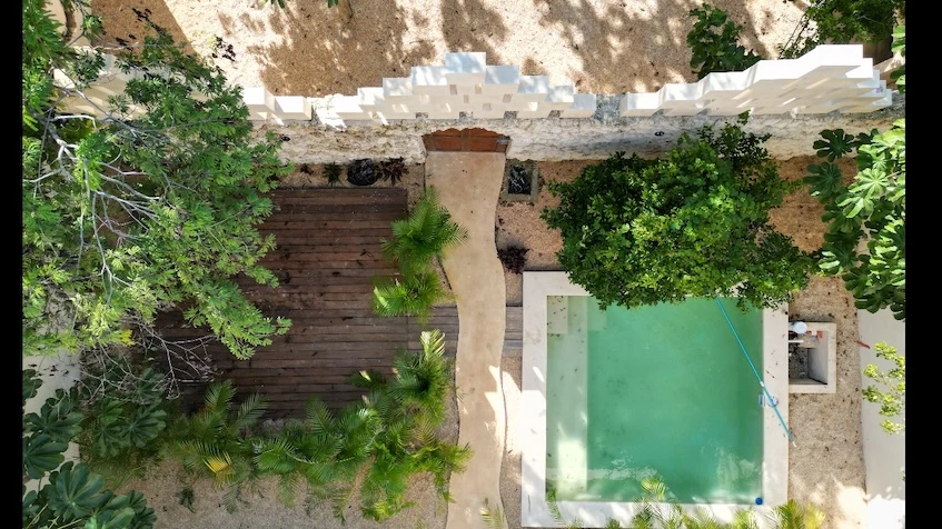 Vista aerea con alberca en Uxmal Tulum