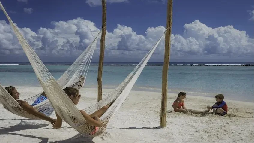 Hamacas en la arena Paraiso Mahahual Maya