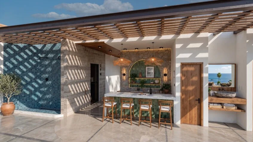 Área de bar y terraza que incluye una barra con taburetes de madera, una pérgola de madera superior, muros decorativos con azulejos y vegetación, y una vista exterior hacia el mar de Sensum Puerto Morelos