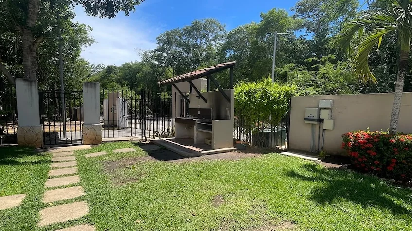 Jardin con un asador 