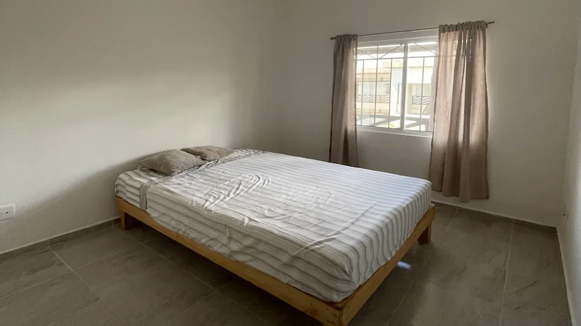 Una habitación con una cama matrimonial