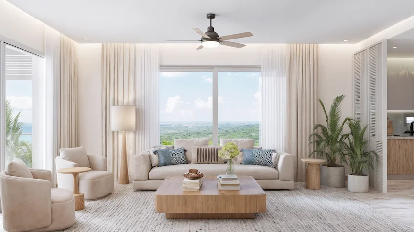 Diseño interior de la sala que incluye un sofá, dos sillones, una mesa de centro, una mesa lateral con lámpara de pie y un ventilador de techo de Isola BLU Isla Mujeres.