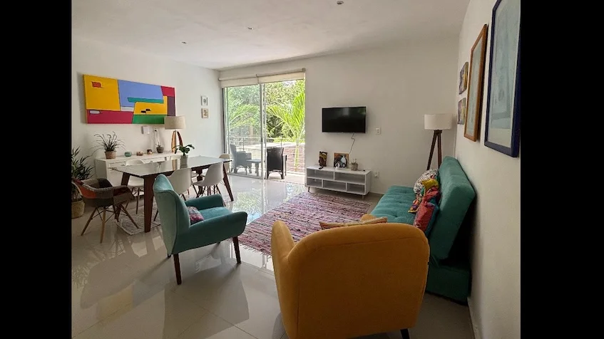 Una sala con TV y Comedor de Condominio Uxmal Playa del Carmen