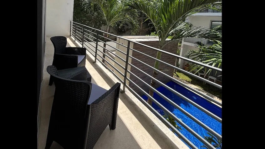 Balcon con Vista a la Alberca en Condominio Uxmal Playa del Carmen