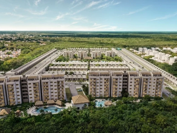 Vista aérea que incluye un complejo de edificios residenciales, una gran alberca central con palapas, áreas verdes, vialidades, rodeado de una extensa selva de The Origin by Gran Selva Puerto Morelos.