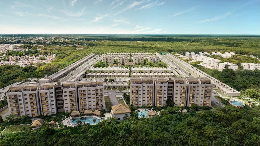 Vista aérea que incluye un complejo de edificios residenciales, una gran alberca central con palapas, áreas verdes, vialidades, rodeado de una extensa selva de The Origin by Gran Selva Puerto Morelos.