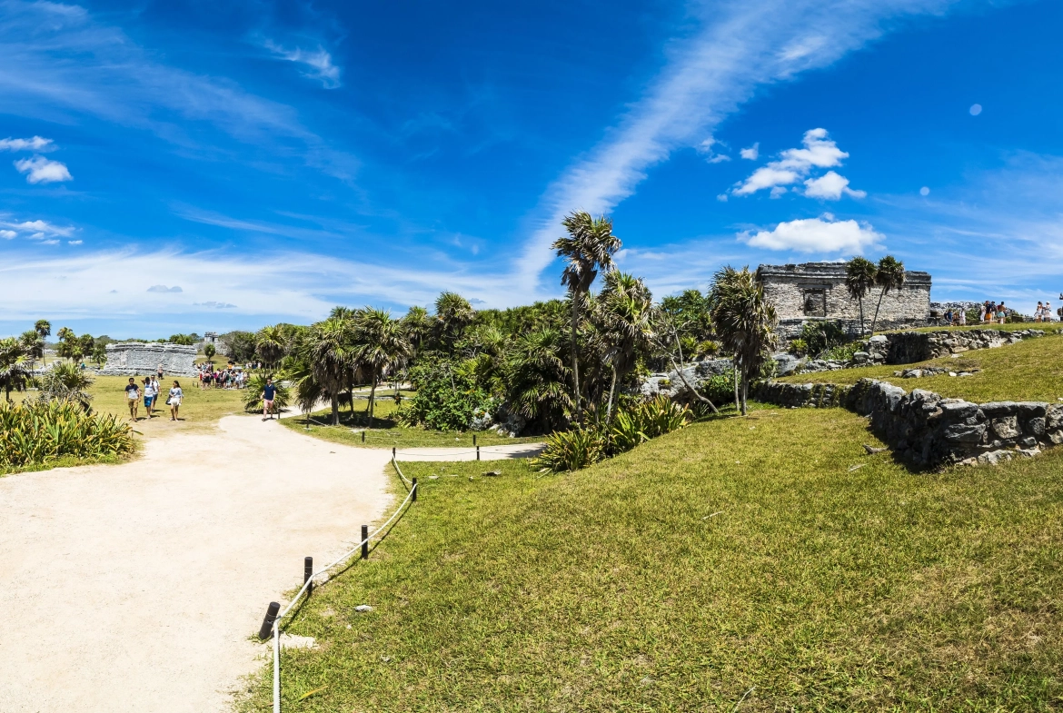 Terreno con vista arqueológica estructuras de piedra, áreas verdes, palmeras, caminos peatonales de Terreno en Venta en Chemuyil Cerca de Tulum.