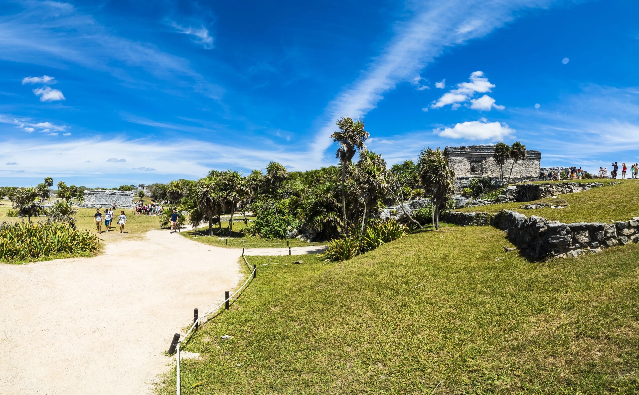Terreno con vista arqueológica estructuras de piedra, áreas verdes, palmeras, caminos peatonales de Terreno en Venta en Chemuyil Cerca de Tulum.